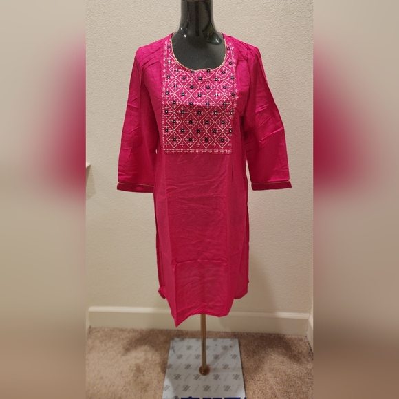 This elegant and adaptable kurti combines fashion with comfort - Picture 1 of 4